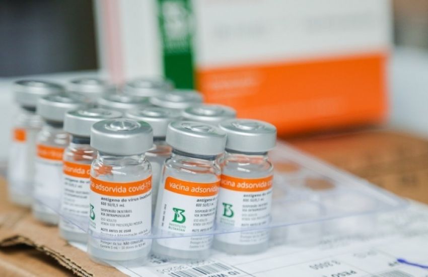 RS recebe e distribui 242,9 mil doses de vacina contra a covid-19 nesta sexta-feira (23) 