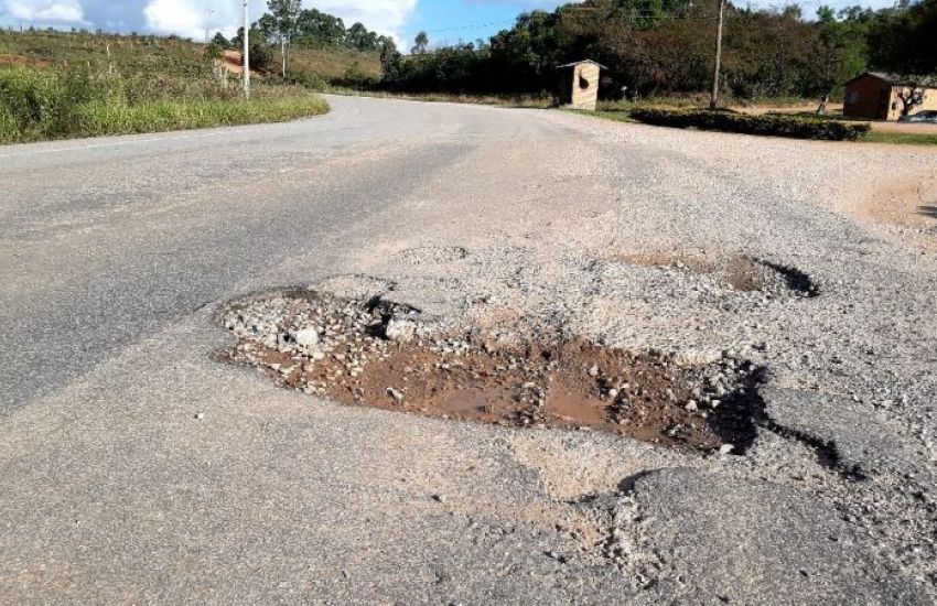 Buraco causa prejuízos e risco de acidentes na ERS-350 em Chuvisca 