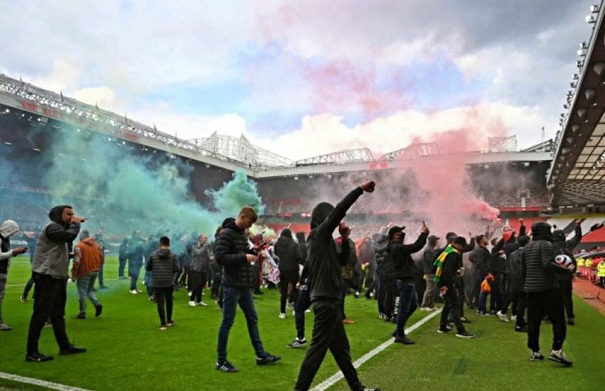 Jogo entre Manchester United e Liverpool é adiado após invasão de torcedores 