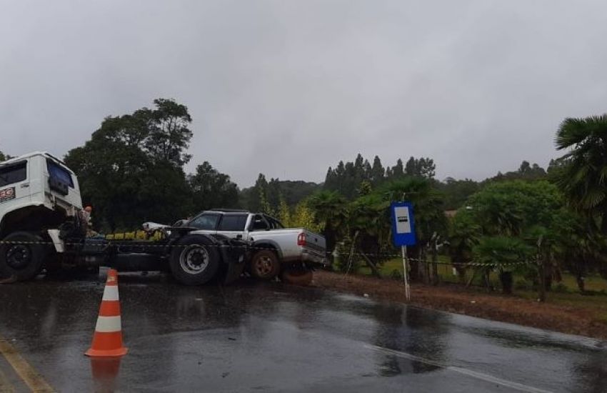 Colisão entre caminhonete e caminhão deixa homem morto em rodovia gaúcha 
