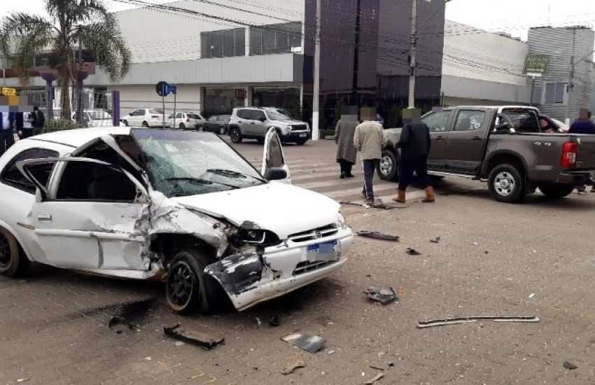 FOTOS E VÍDEO: dois veículos se envolvem em acidente no centro de Camaquã 