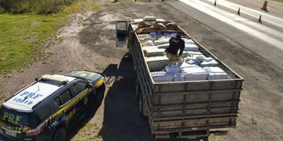 PRF apreende caminhão com grande quantidade de mercadorias estrangeiras ilegais no RS