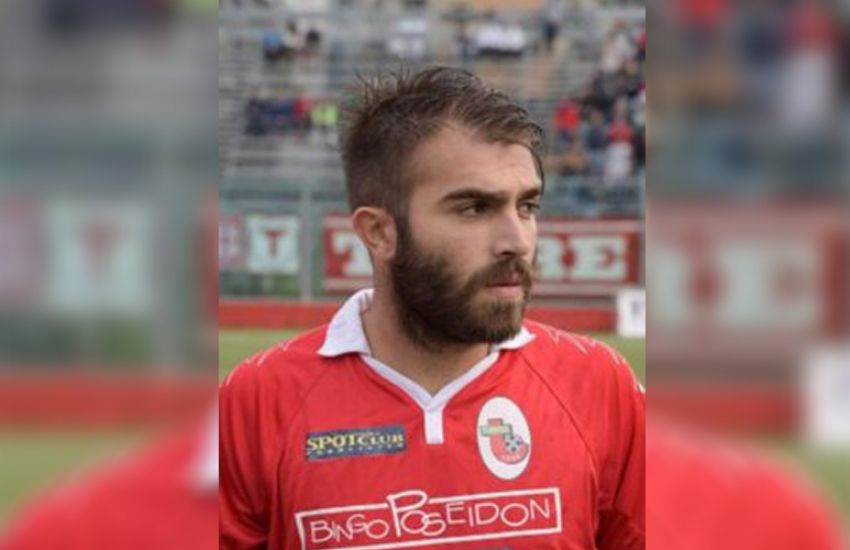 Jogador italiano morre em campo em partida que lembrava morte do irmão 