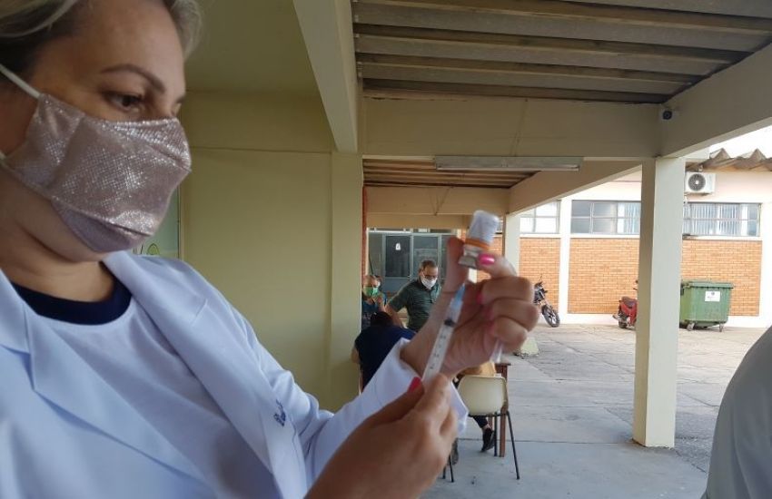 Covid-19: pessoas com 59 anos ou mais recebem primeira dose da vacina nesta quarta em Camaquã  