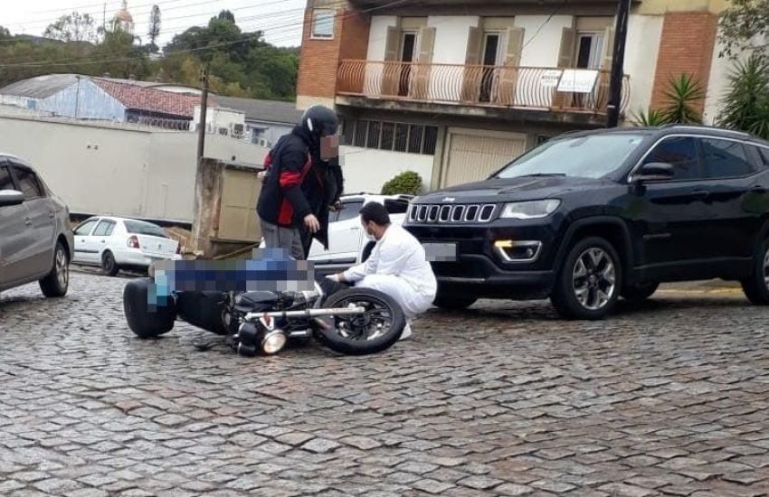 Acidente entre carro e moto deixa casal ferido em Camaquã 