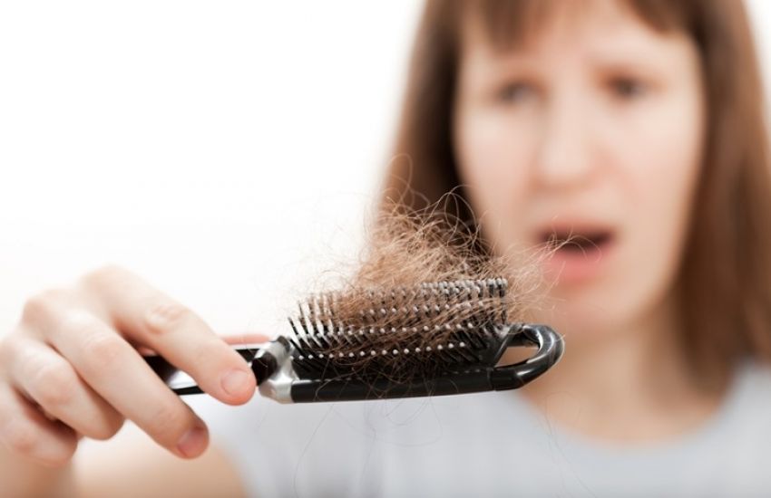 Queda de cabelo pode piorar no inverno, veja como reverter este quadro 