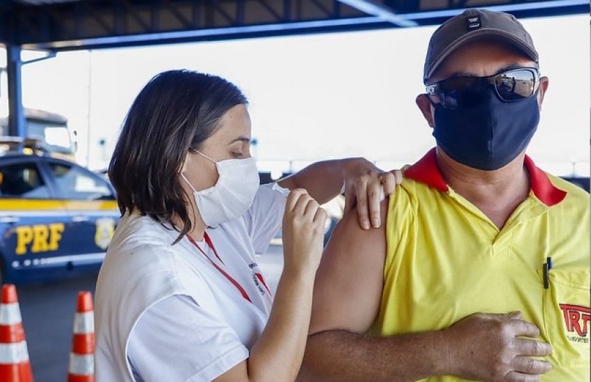 Motoristas de caminhão voltam a recebem primeira dose da vacina contra covid em Camaquã 