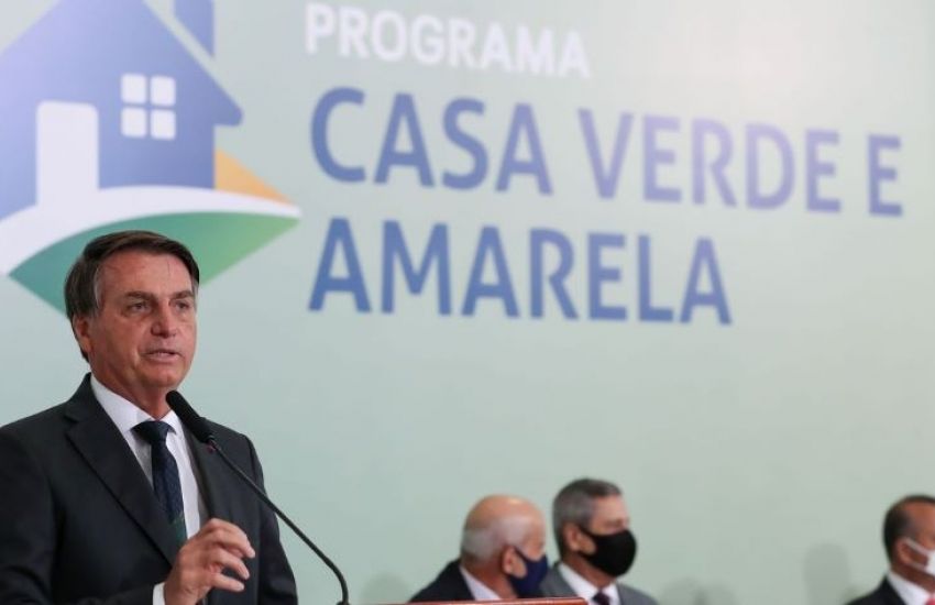 Bolsonaro defende uso de hidroxicloroquina durante entrega de casas 