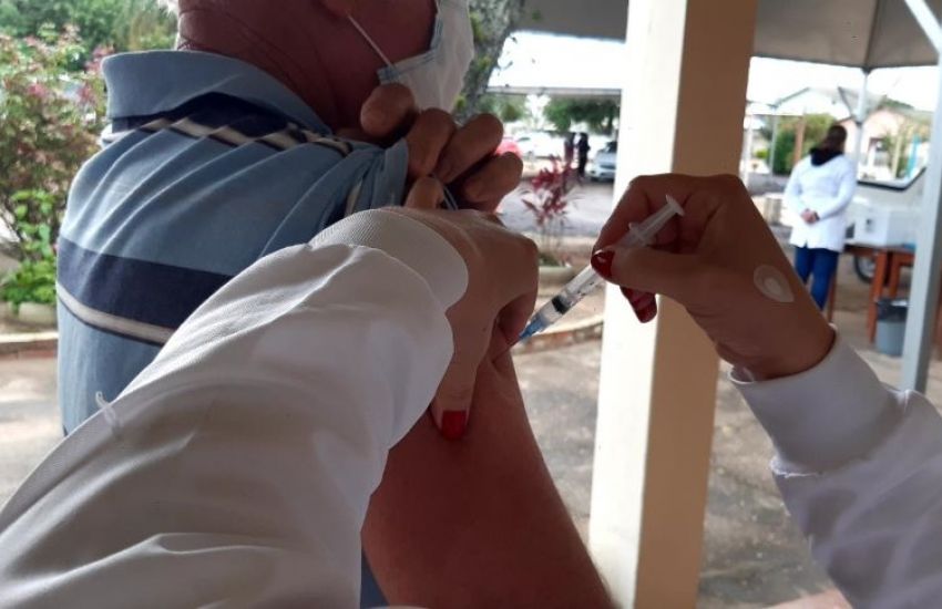 Pessoas com 50 anos ou mais recebem vacina contra covid-19 neste sábado em Camaquã 