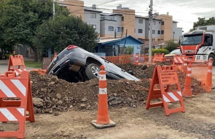 Carro cai em buraco de obra da prefeitura em Uruguaina 
