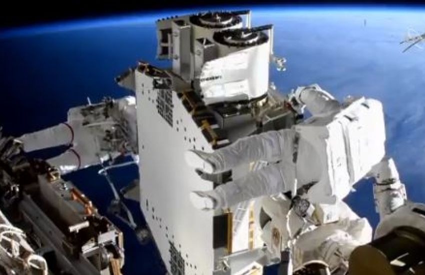 Astronautas instalam painéis solares em Estação Espacial Internacional  