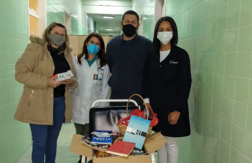 Após internação por covid-19, vereador doa livros e equipamentos para hospital de Camaquã 