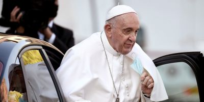 Papa Francisco é internado em Roma para cirurgia programada no intestino