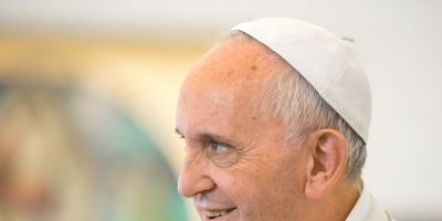 Papa Francisco passa por cirurgia e reage bem a procedimento