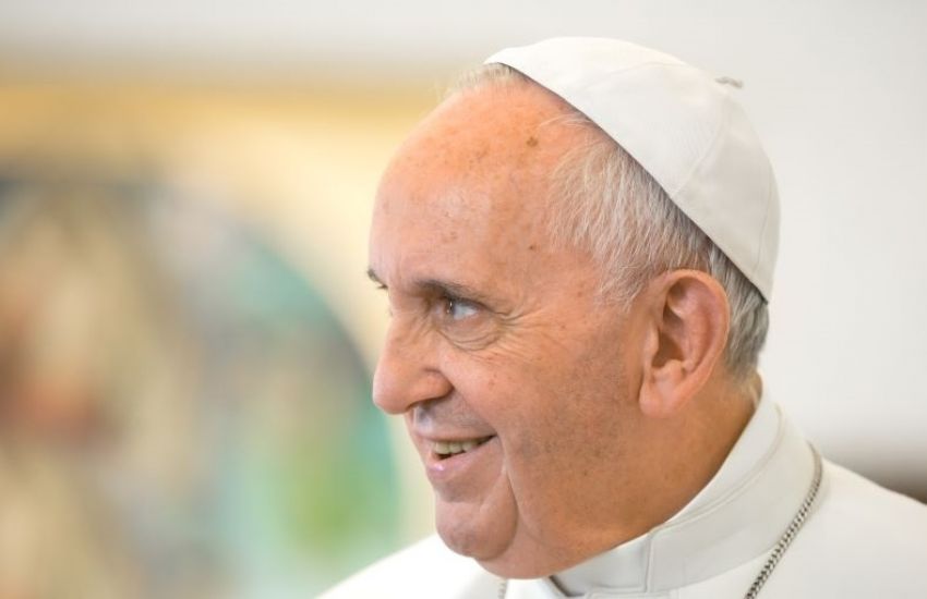 Papa Francisco passa por cirurgia e reage bem a procedimento 