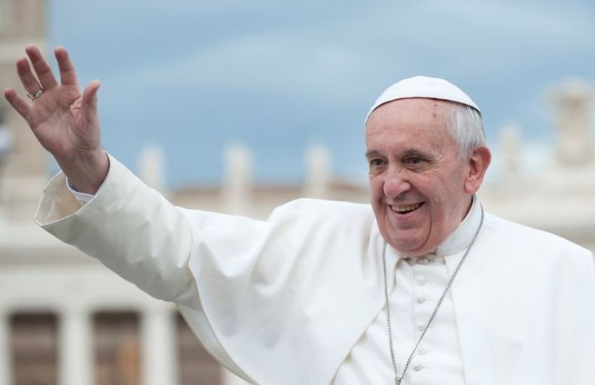 Papa está caminhando e se alimentando, diz Vaticano 