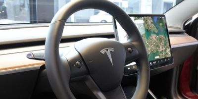  Tesla é processada por família de jovem que morreu em acidente causado por piloto automático 