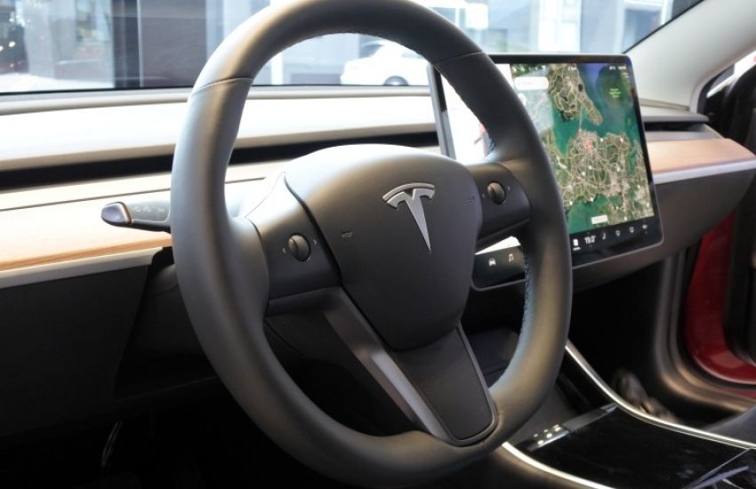  Tesla é processada por família de jovem que morreu em acidente causado por piloto automático  