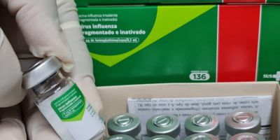 Cerca de 600 mil doses de vacinas contra a gripe são distribuídas nas coordenadorias regionais de saúde no RS