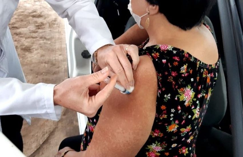 Mais de 420 mil doses de vacinas contra a covid-19 chegam ao RS 