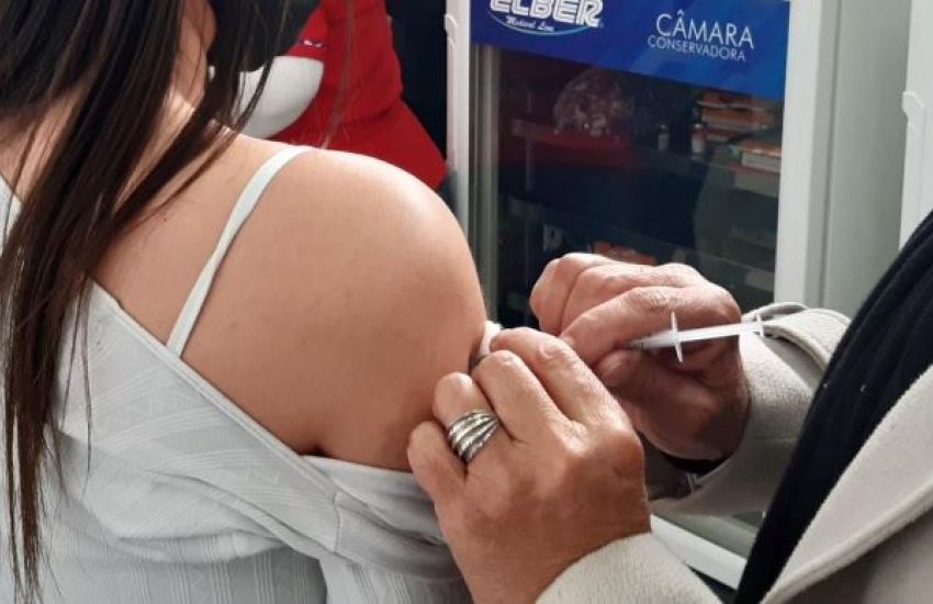 Pessoas com 33 anos ou mais recebem primeira dose da vacina da covid-19 em Camaquã 