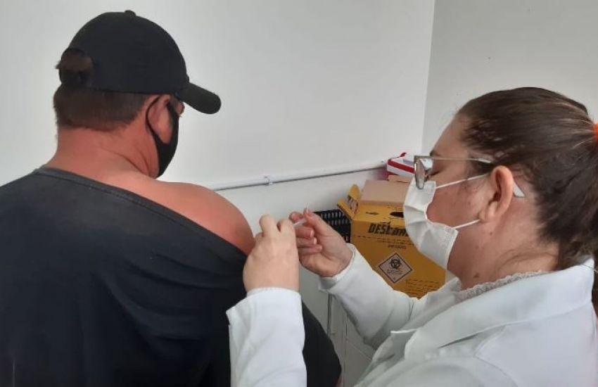 Nova faixa etária recebe vacina contra covid-19 nesta sexta em Camaquã  
