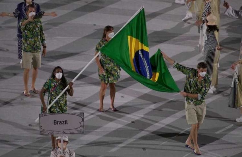 De chinelo e samba no pé, delegação brasileira participa da abertura dos Jogos Olímpicos 