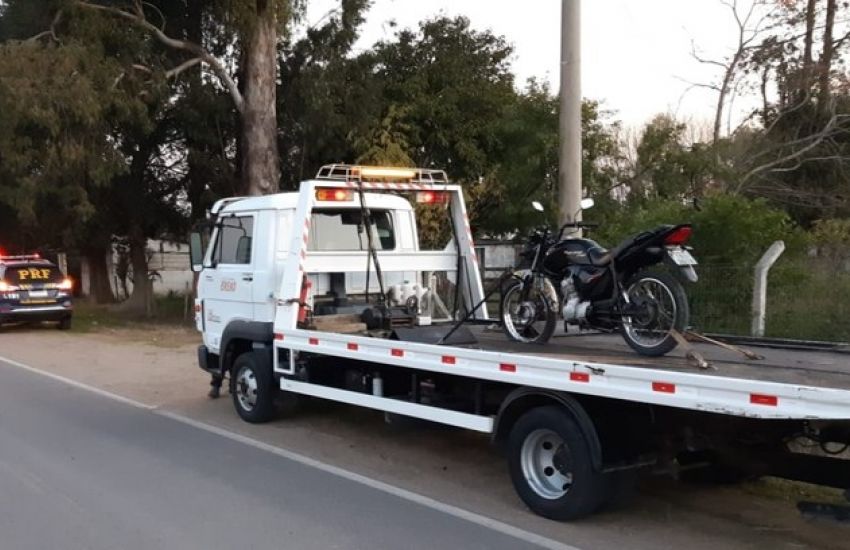 PRF prende motociclista que não tem uma perna disputando racha no Sul do RS 