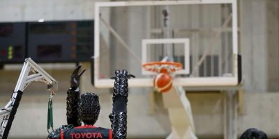 Após realizar arremessos certeiros, robô 'cestinha' vira celebridade no basquete de Tóquio