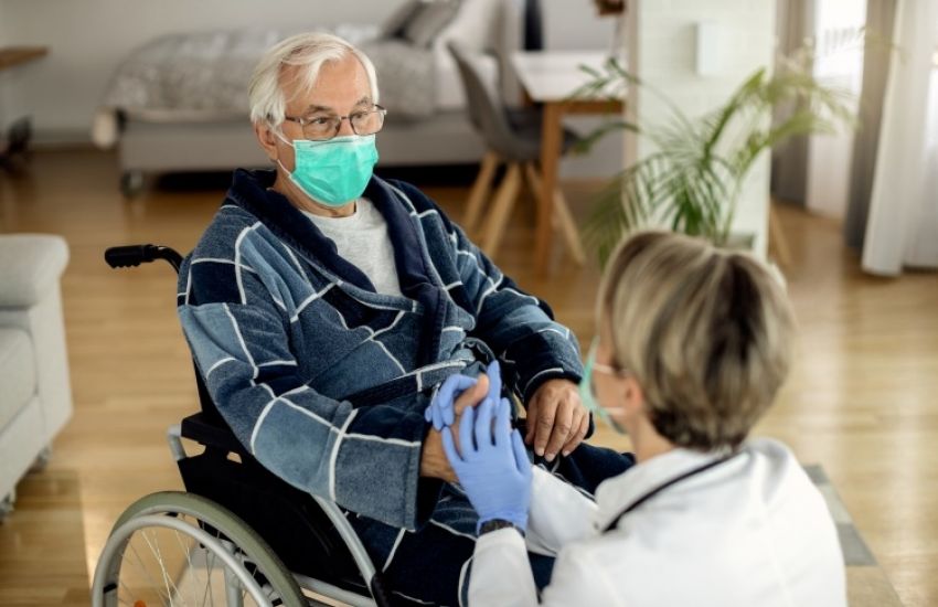 Confira sete dicas de adaptações para cuidar da saúde do idoso no inverno 