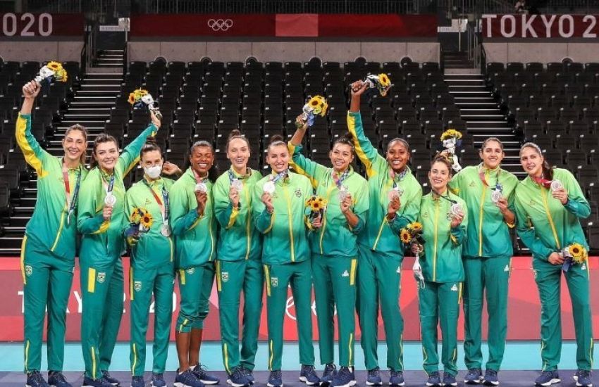 Brasil é prata no vôlei feminino após ser superado pelos EUA em Tóquio 