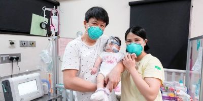 'Menor bebê ao nascer' vai para casa após 13 meses no hospital