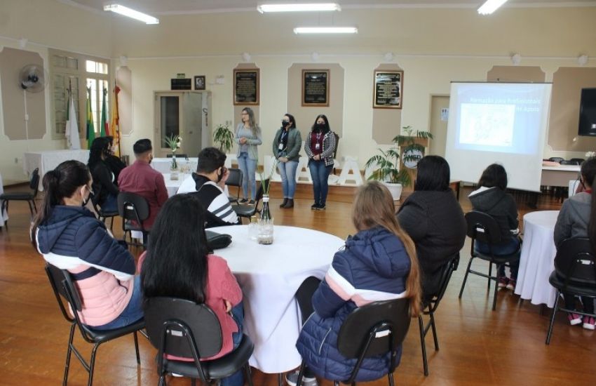 Monitores das escolas municipais de Camaquã participam de formação na SMED 