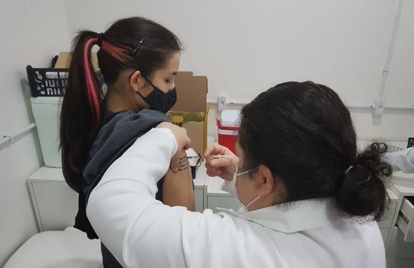 Camaquã vacina adolescentes com 17 anos contra covid nesta quarta-feira  