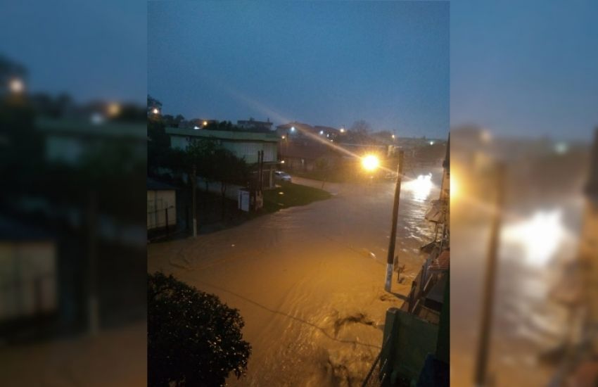 Ruas de Camaquã alagam após fortes chuvas neste domingo 