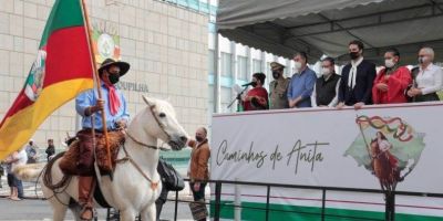 Desfile de cavalarianos marca o 20 de Setembro em Porto Alegre e encerra a Semana Farroupilha no RS