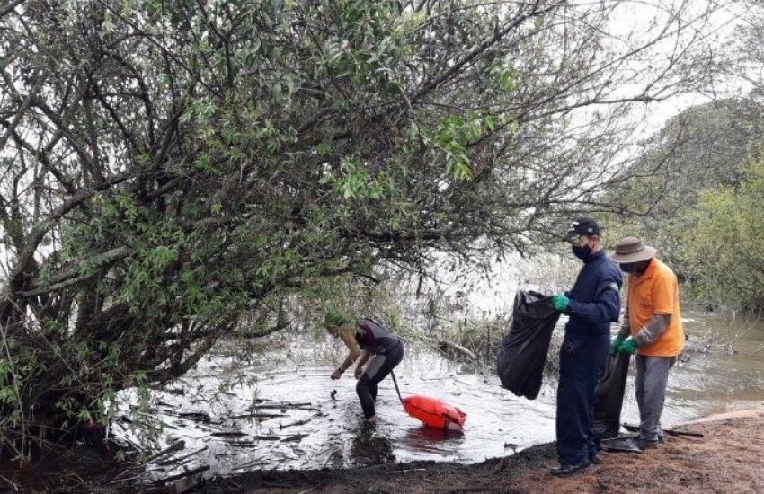 Meia tonelada de lixo é recolhida na orla do Lago Guaíba em Belém Novo com mutirão do Grupo Tchê Travessias 