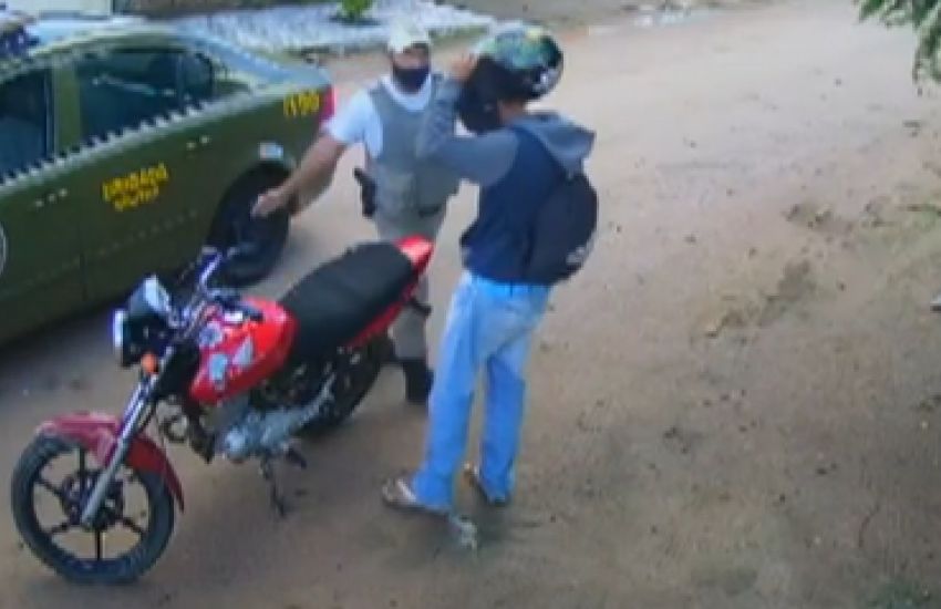 Justiça determina afastamento de policial militar flagrado agredindo motociclista em Tapes  
