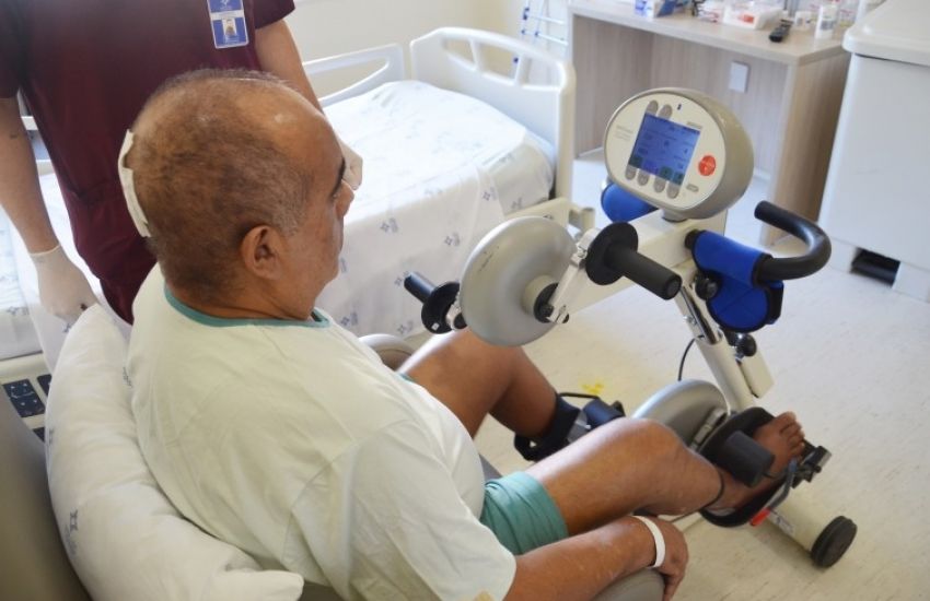 Paciente pós-covid recebe alta após tratamento com fisioterapia robótica na Santa Casa  
