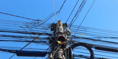 Projeto de Lei obriga empresas a retirarem excesso de fiação de postes em Camaquã 