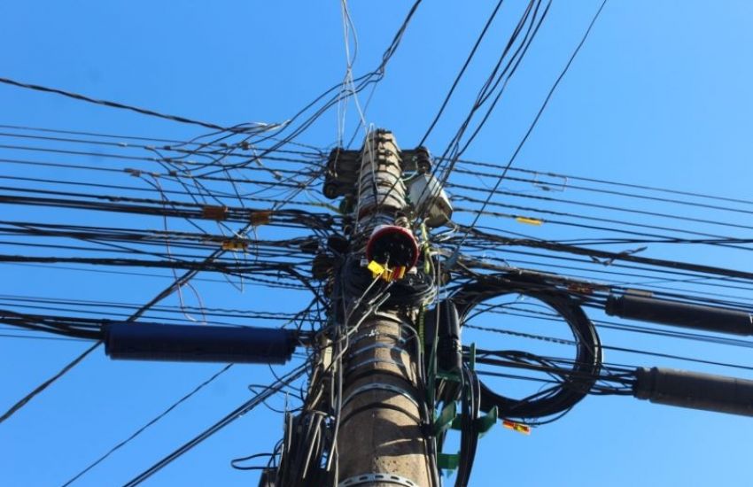 Projeto de Lei obriga empresas a retirarem excesso de fiação de postes em Camaquã  