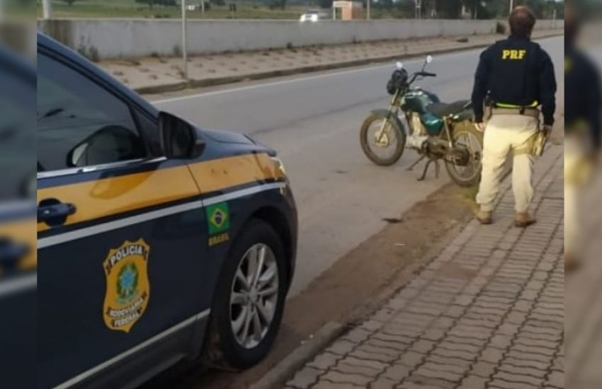 Homem com motocicleta clonada é preso trafegando na contramão na BR-116 em Camaquã  