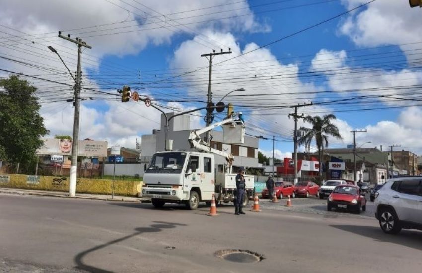 Servidores realizam manutenção em sinaleira no centro de Camaquã 