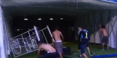 VÍDEO: torcedores do Grêmio se revoltam e invadem gramado da Arena 