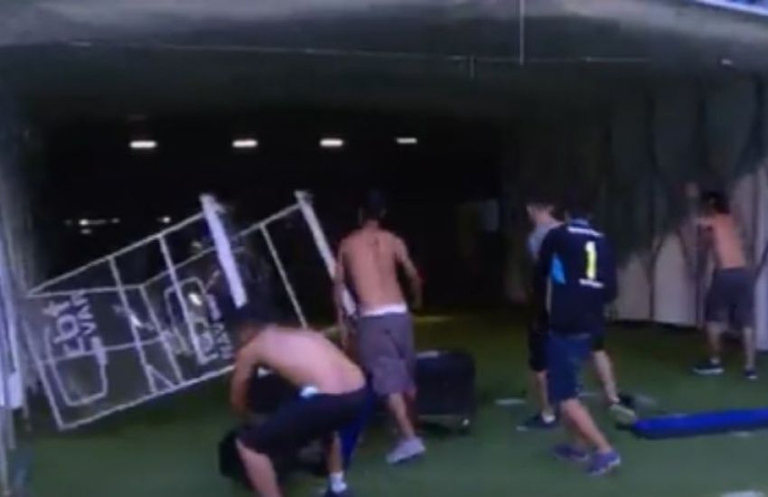 VÍDEO: torcedores do Grêmio se revoltam e invadem gramado da Arena  
