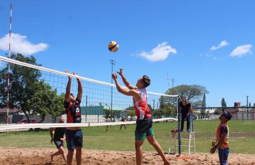 Campeonato de vôlei de areia movimenta o Ginásio de Esportes em Camaquã  
