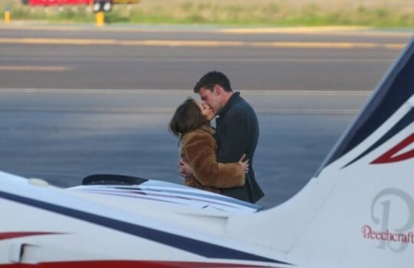 Ben Affleck e Jennifer Lopez se beijam em aeroporto de Los Angeles  