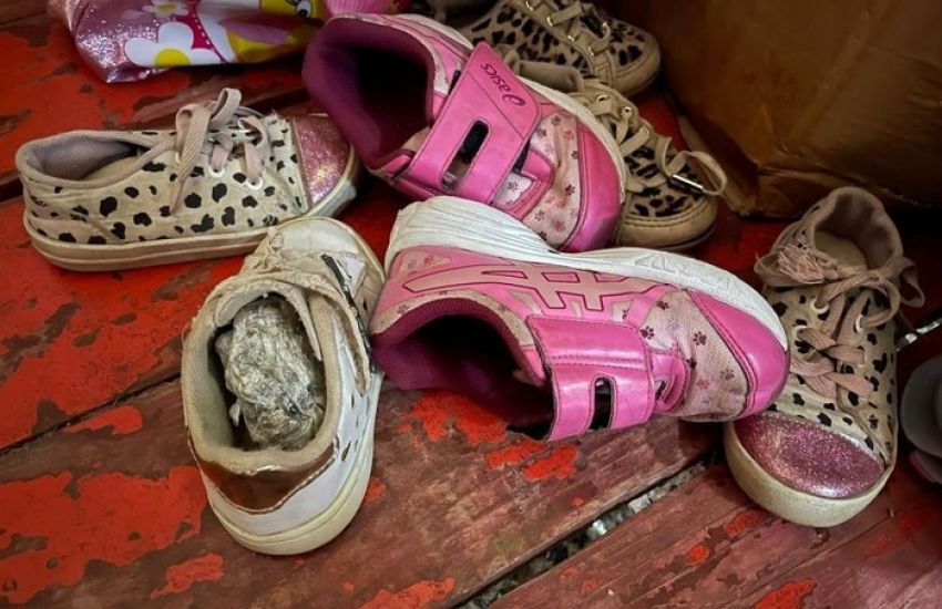 Polícia encontra drogas escondidas em calçados infantis em cidade da Região Metropolitana  