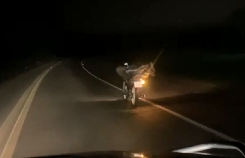PRF apreende adolescente flagrado andando deitado sobre moto no RS 