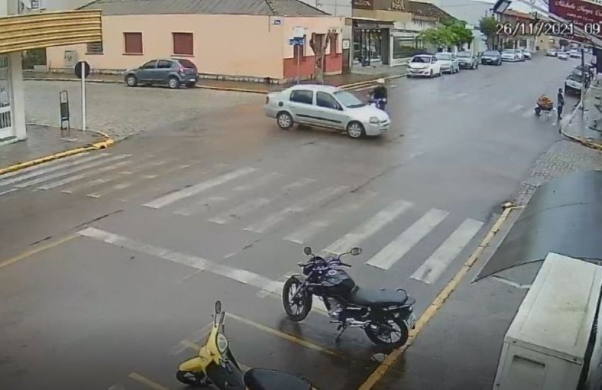 VÍDEO: acidente envolve carro e moto no centro de Camaquã 